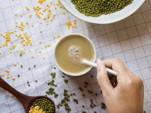 tac-dung-cua-dau-xanh-doi-voi-da-cach-uong-nuoc-dau-xanh-tri-mun